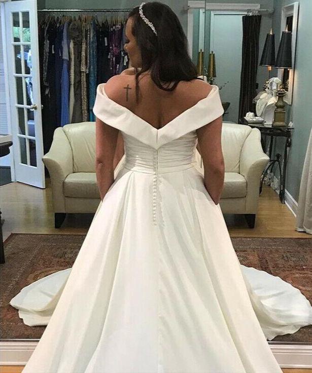Plus Size Off Shoulder Sleeve Crepe Wedding Dress with Pocket