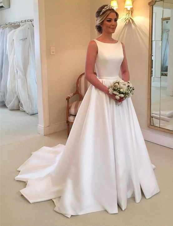 Simple Elegant V-back Wedding Dress - daisystyledress