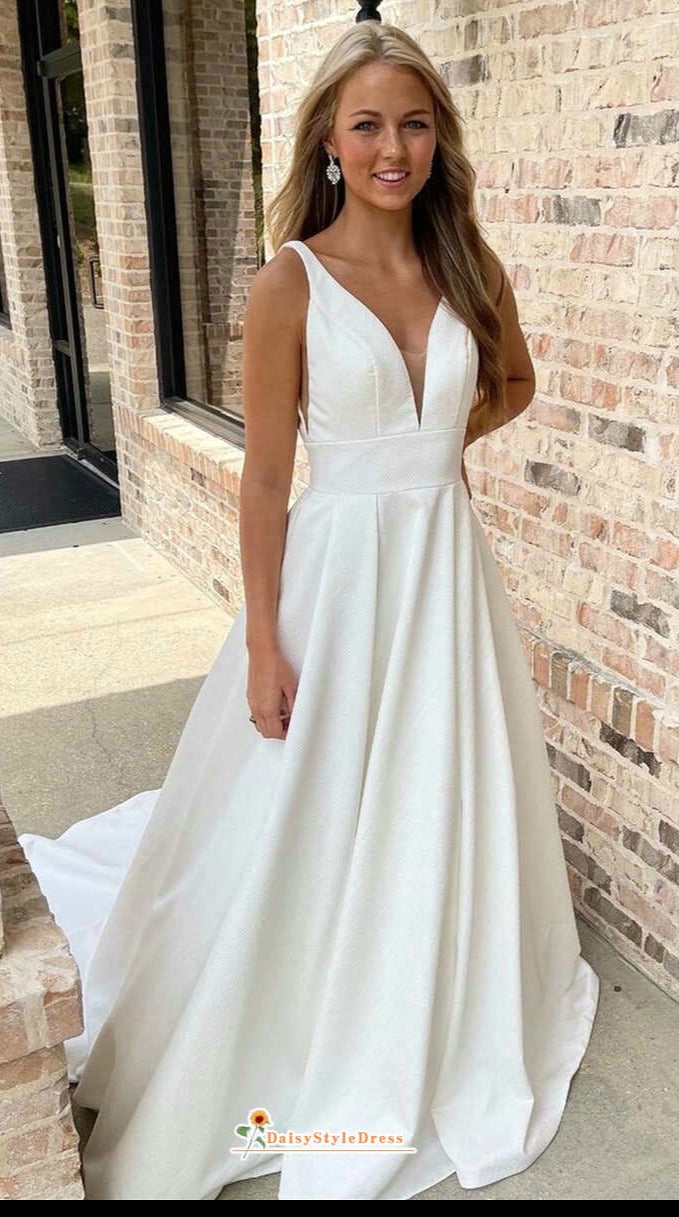 outdoor sleek wedding dress